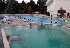 40 derecelik havuzda kış tatili! Soğuk havada sıcak suyun tadını çıkarıyorlar