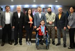 Bursa'da 10 yaşındaki çocuk tek koluyla şampiyonluğa kulaç attı