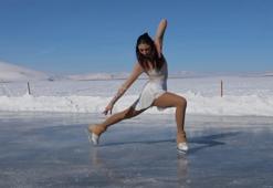 Çıldır Gölü buz pateni pistine döndü! Milli sporcuların gösterisi nefes kesti