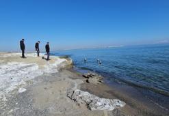 Van Gölü’nün metrelerce çekildi! Tarihi kalıntılar gün yüzüne çıktı