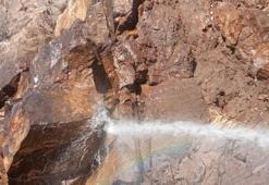 Heyelanlı sahayı itfaiye suyu ile ulaşıma açtılar