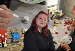 Kızıl peruğuyla umut saçtı! 1 yılda yendiği kanser savaşını taşlarla oluşturduğu tablolarla anlatıyor