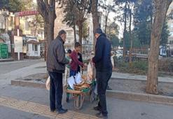 El arabasıyla tandır ekmeği satan çocuklar Diyarbakır'ın maskotu oldular
