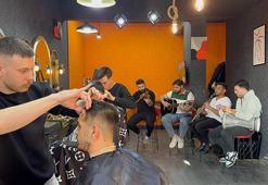 Bursa'daki bu kuaför salonunda müşteriler müzik eşliğinde tıraş oluyor