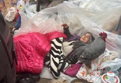 'Horozlu teyze' çöp evdeki eşyalarını icra memurlarından kaçırmaya çalıştı