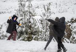 Burası ne Erzurum ne de Muş! Akdeniz'in incisi lapa lapa kara teslim oldu, beyaz örtünün tadını çocuklar çıkardı