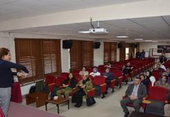 2 yıl sonra mesleğine dönen depremzede öğretmen, işaret dili eğitimi veriyor