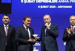 Cumhurbaşkanı Erdoğan'dan Yıldırım Demirören'e plaket