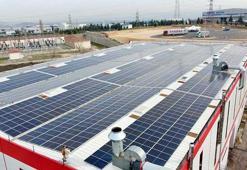 Fabrikaların çatısına kurduğu panellerle elektrik enerjisini güneşten alıyor