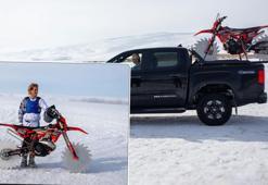 Kars'ta donmuş Çıldır Gölü'nde nefes kesen gösteri! Buz üstünde özel motosikletle bir ilki gerçekleştirdi
