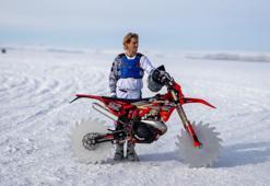 Kars'ta donmuş Çıldır Gölü'nde nefes kesen gösteri!