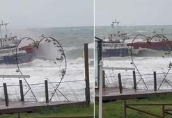 Sarıyer Kilyos'ta dev dalgalarda kuru yük gemisini sürüklendi, kurtarma ekipleri sevk edildi