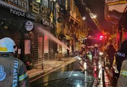 Beyoğlu'nda otel yangını! Giriş katta başladı, dış cepheye sıçradı