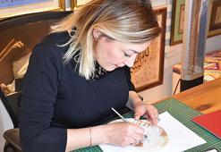 Deniz kabukları onun elinde sanat eserine dönüşüyor! İzmir'de tezhip sanatçısının deniz kabuklarının üzerine yaptığı çizimler dikkat çekiyor