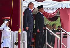 Cumhurbaşkanı Erdoğan, Malezya Başbakanı Enver İbrahim tarafından resmi törenle karşılandı