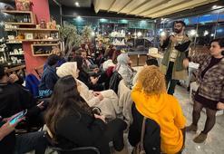 'Atsan atılmaz, satsan satılır' Eski sevgilinin hediyeleri mezatla satıldı! Mersin'de kafede bir araya gelen grup görülmemiş bir şey yaptı