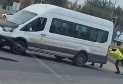 Diyarbakır'da yolda kalan servis aracını trafik polisi itti