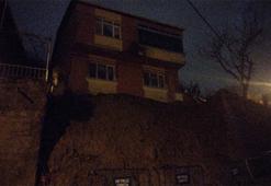 Beykoz'da istinat duvarının çökme anı kamerada