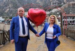 Türkiye'nin en renkli aşıkları: 26 yıldır aynı renk elbiseler giyiyorlar! Eşini her yıl istemeye gidiyor