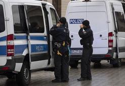 Almanya'da araç kalabalığın arasına daldı: Çok sayıda yaralı