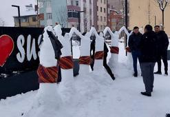 Üşümedi, üşenmedi şehrin göbeğine kardan folklor ekibi yaptı!