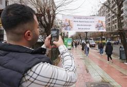 Tartıştığı eşinden, astığı pankartla özür diledi