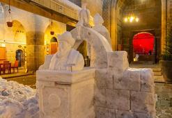 6 bin yıllık tarihi karın üzerine işledi! Kayserili taş ustası Kültepe'nin izlerini sanat eserine dönüştürdü