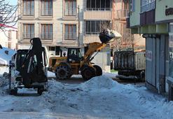 Bingöl Karlıova'da biriken kar kamyonlarla şehir dışına taşınıyor