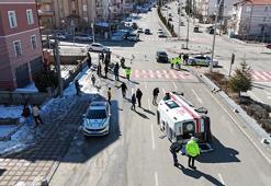 Karaman'da kazaya karışan ambulans yola devrildi