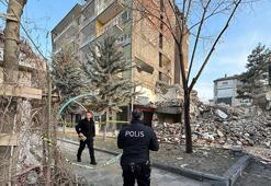 Malatya'da ağır hasarlı bina yıkımı sırasında yandaki apartman zarar gördü