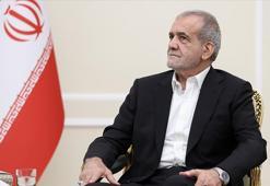 İran Cumhurbaşkanı Pezeşkiyan, Türkçe şiir okurken bir yetkili tarafından uyarıldı