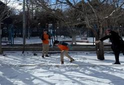 Kar tatili vermeyen Vali Aydoğdu'yu kar topuna tuttular