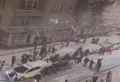 Önce kar topu oynayıp halay çektiler sonra kavga çıktı