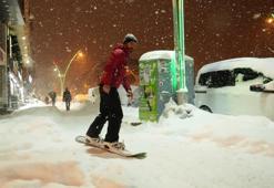 Muş'ta snowboard yapan iki arkadaş karın keyfini çıkardı