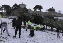 Trabzon'da polis memurları çocuklarla kartopu oynadı
