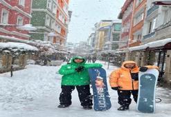 Ordu’da karla kaplı sokaklarda snowboard yaptılar