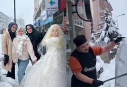 Kardan gelin ile damat yapıp altın taktılar