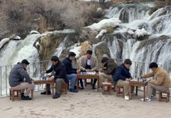 Muradiye Şelalesi'nde çöp toplayıp satranç oyandılar