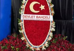Devlet Bahçeli'den AK Parti kongresine özel aranjman... İşte Güllerin ve karanfillerin sayısı ile verilen mesaj