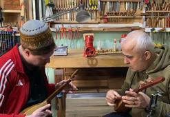 ABD vatandaşı gitar virtüözü, sosyal medyada gördüğü 3 telli sazı merak edip Keşan'a geldi