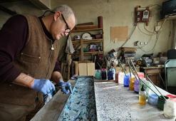 'Yaşayan İnsan Hazinesi Ödülü' aldı! Bitlis'te 70 metrekarelik atölyede yapıyor: 'Ebru ile süslüyoruz, büyük ilgi görüyor'