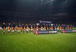 Derbi öncesi seremonide eşine az rastlanır görüntü!