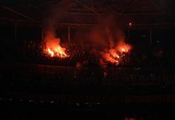 Fenerbahçe taraftarları, Galatasaray tribünlerine meşale attı