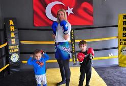 Lise yıllarında bırakmak zorunda kaldığı kick boks sporuna yıllar sonra oğullarıyla başladı
