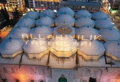 Bursa'daki Ulu Cami'ye mahya asılı: Allah iyilik yapanları sever"