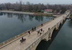 İspanya'dan at sırtında yola çıkan hacı adayları Türkiye'de! En çok Adana'yı görmek istiyorlar