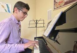 Duyduğu her notayı çalabiliyor! Doğuştan piyanist Kayra Mete Çelik herkesi kendine hayran bırakıyor