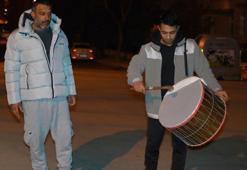 Edirne'de ramazan davulcuları ilk mesaisinde: Baba - oğlu vatandaşları manilerle uyandırdı