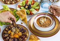İftara ne pişirsem? 2. gün iftar menüsü: Ramazan'ın ikinci günü iftar sofrasında Mercimek, Ispanaklı Tavuk Dolma, gavurdağı salatası var! Tatlı da şekerpare...