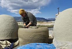 Hatay'da kadınlar, çamurlu elleriyle toprak tandır yapıyor